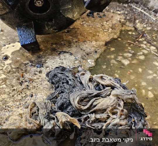 משאבה מלוכלכת עם סמרטוטים רטובים על הקרקע